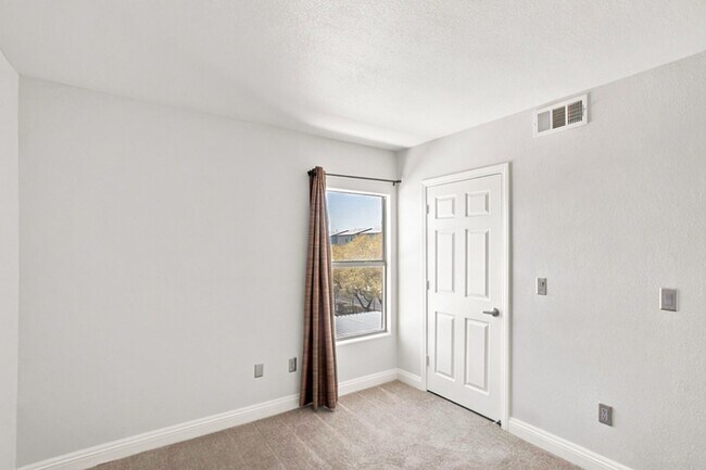 Building Photo - 3 Bed, 2 Bath -Gated- South West Las Vegas