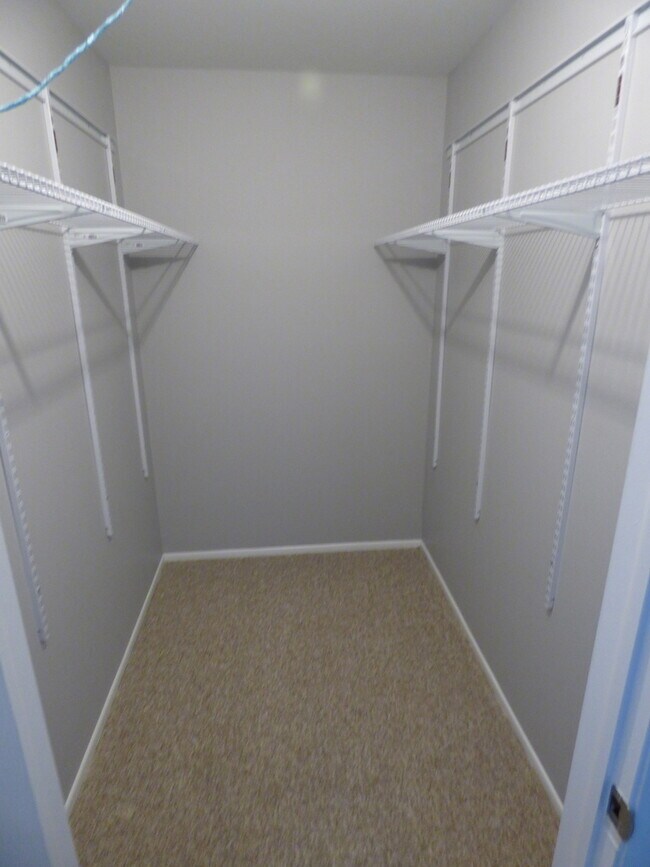 Building Photo - 402 Sandalwood Ln