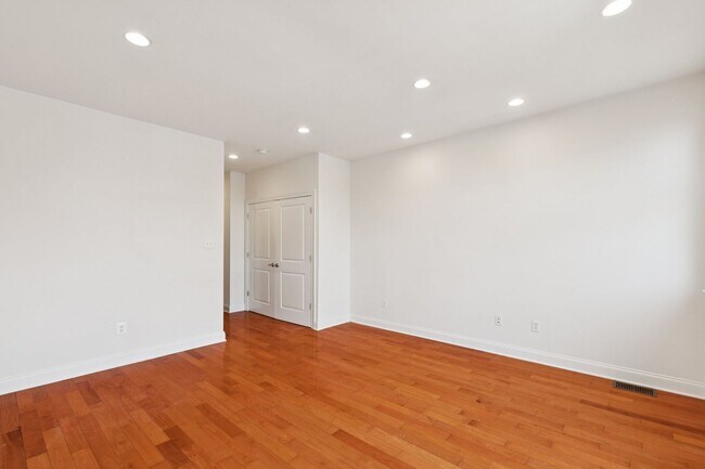 Building Photo - Beautiful 3 bedroom house with Private bac...