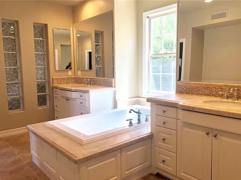 Building Photo - 16 Via Soria