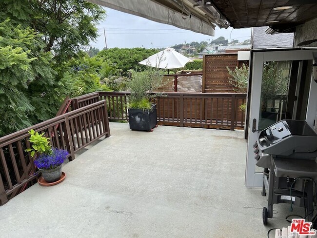 Building Photo - 1019 Camino Real