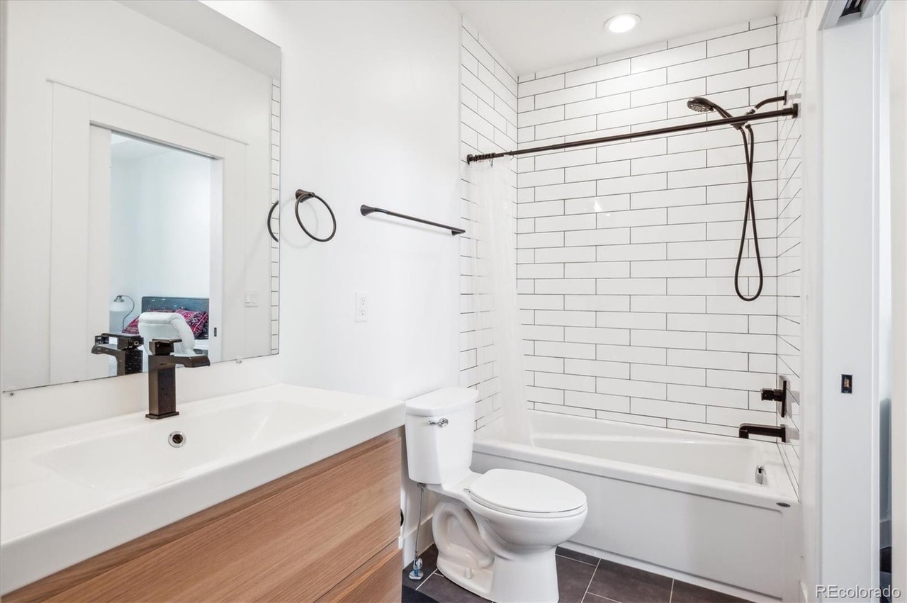 Bedroom 2 en-suite bathroom - 3126 N Gilpin St