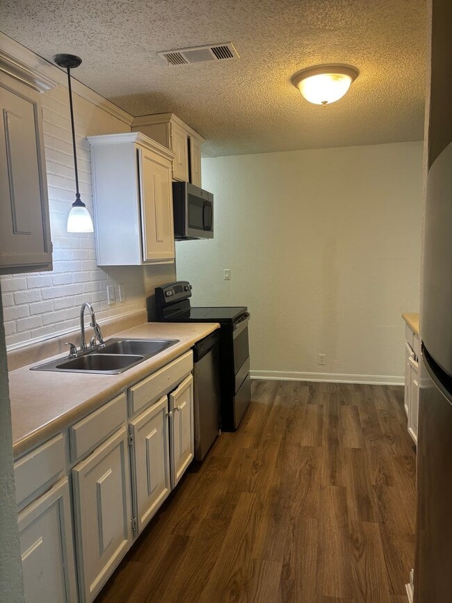 Building Photo - 3 Bedroom 2 Bath