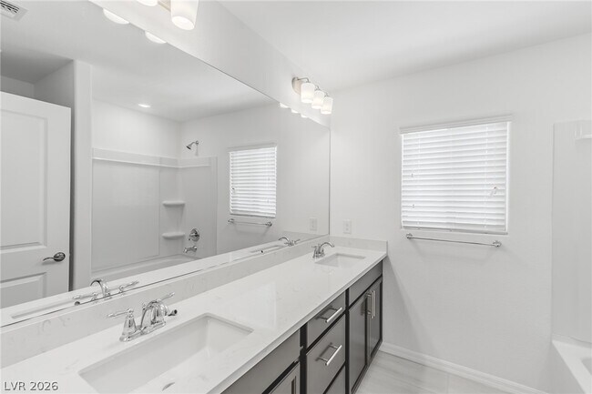 Building Photo - 5733 S Tioga Way