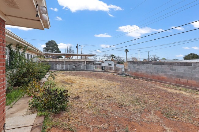 Building Photo - 3 Bedroom 2 Bath Conveniently Located House!