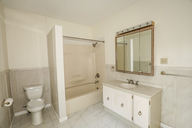 Building Photo - 61 Manchester St