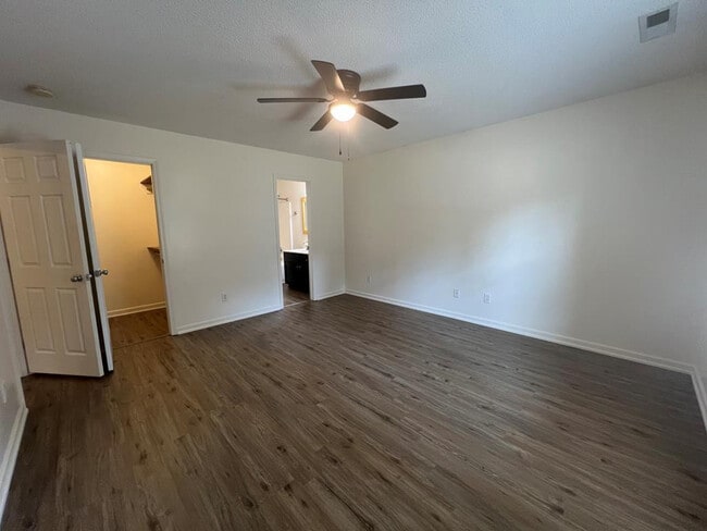 Building Photo - 3290 Valencia Dr