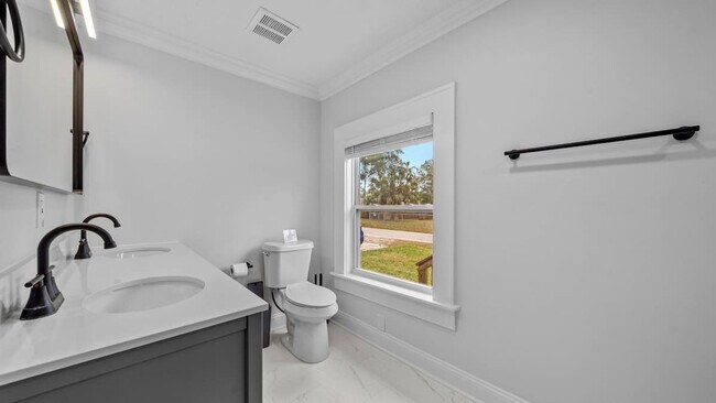 Building Photo - 720 1/2 West Woodlawn Avenue-SI ID1271939P