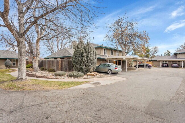 Building Photo - $2,145.95 with $300 Off the first month's rent, 2 Beds - 1 Bath, Townhouse in Greenwood Village w...
