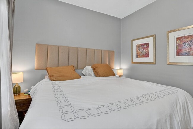 Building Photo - Great 3 Bedroom & 2 Full Baths In GREAT South Plaza Location