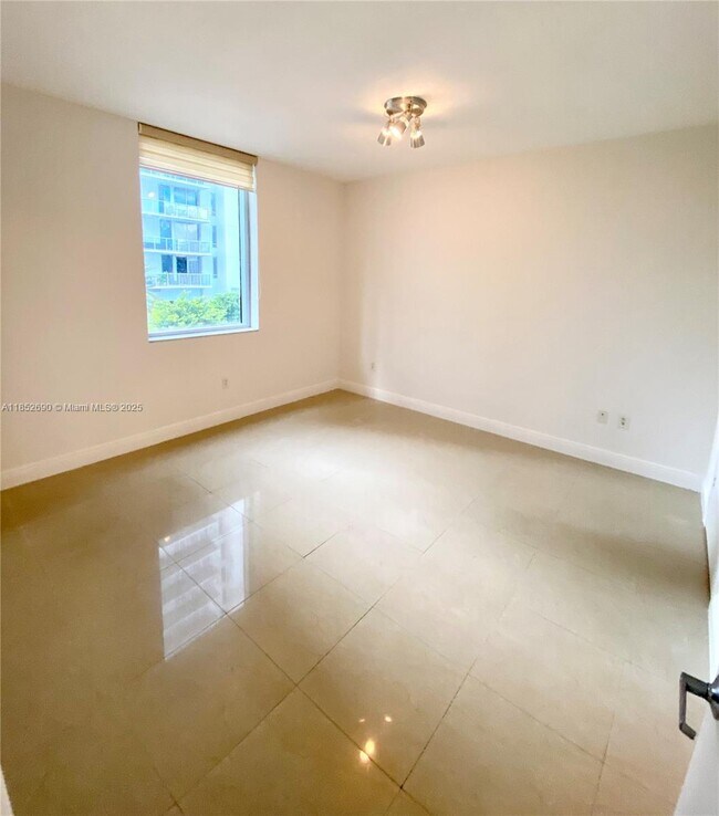 Building Photo - 1060 Brickell Ave