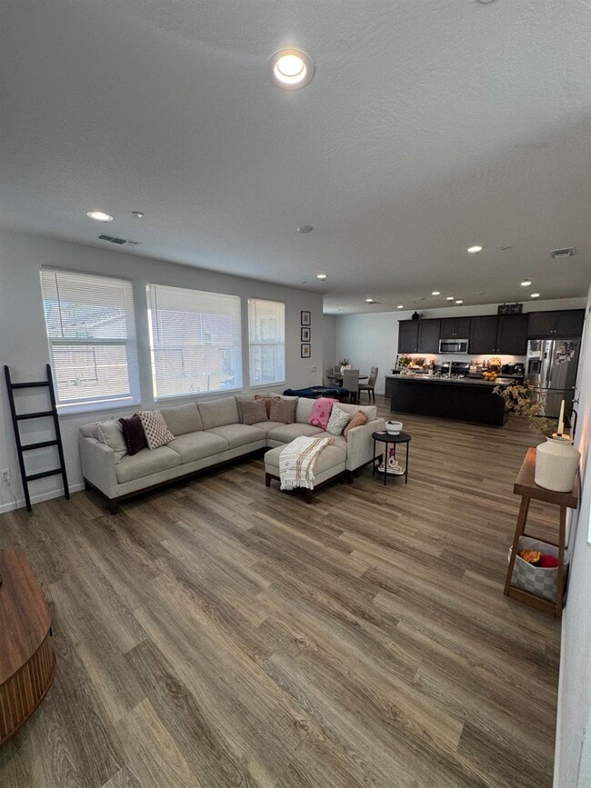 Building Photo - 761 S Kandarian Ave