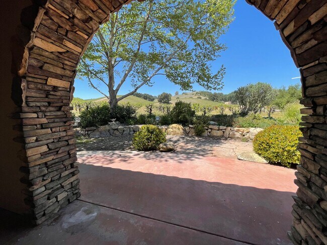 Building Photo - Gorgeous Wine Country 3 Bedroom 2 Bath Sin...