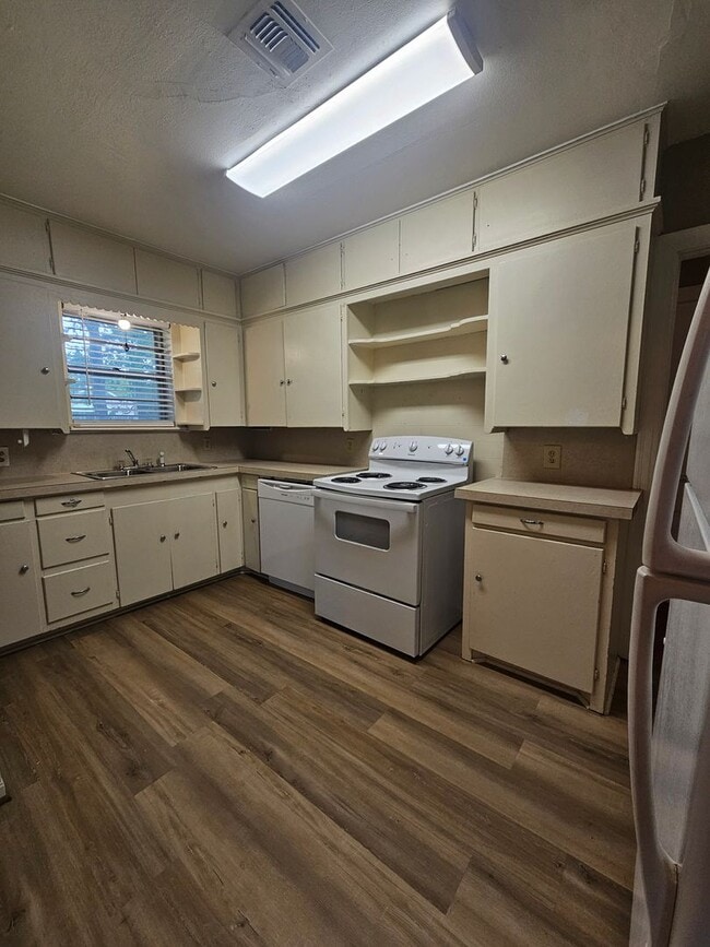 Building Photo - (2) Bed/(1) Bath Avail NOW! Hardwood Floors!