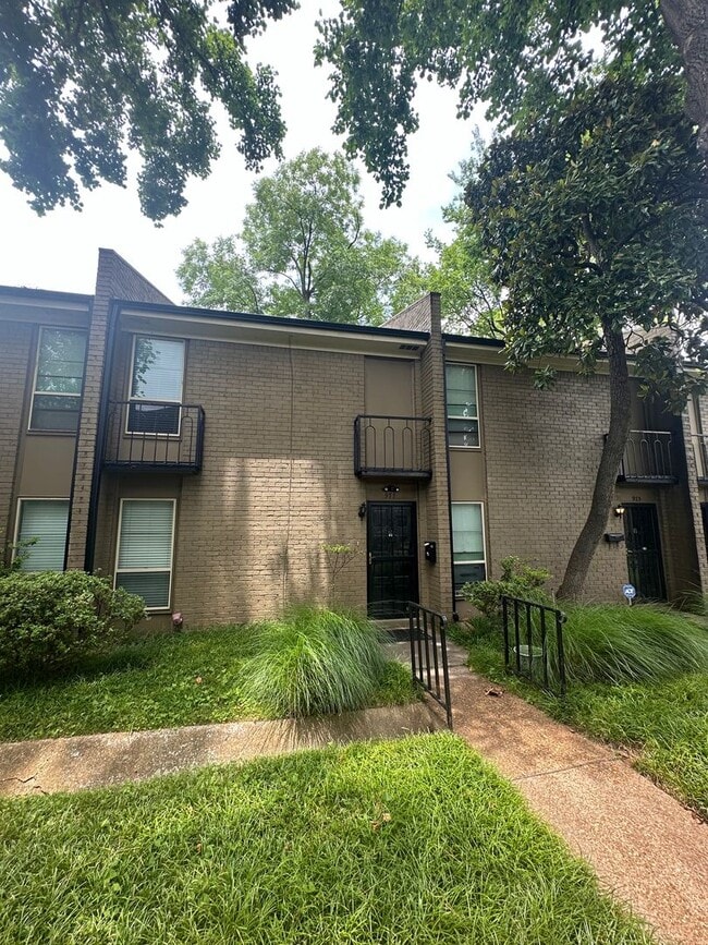 Building Photo - 2BD/1.5BA Townhouse located in East Memphis!