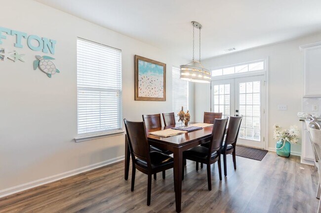 Building Photo - Three Bedroom Updated Townhome in Bluffton Park!