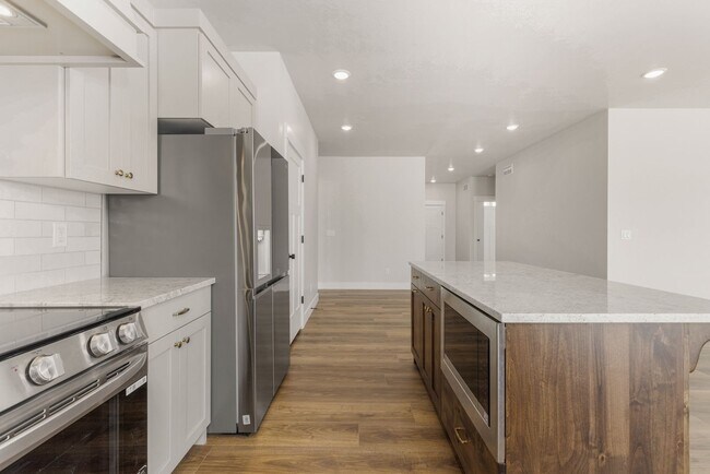 Building Photo - SUGAR CITY TWIN HOME 3 BED 2 FULL BATH - FENCED YARD WITH EX-LARGE 2 STALL GARAGE