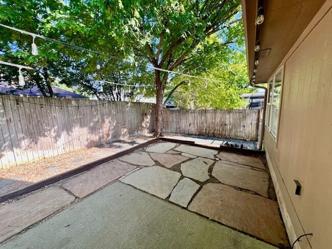 Building Photo - Steeds Crossing / One Story / 3 bedrooms, 2 bath, 2 living / Pflugerville ISD