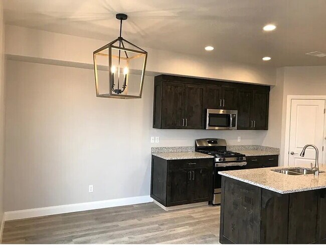 Building Photo - "Spacious 4-Bedroom Townhouse Oasis in Hur...