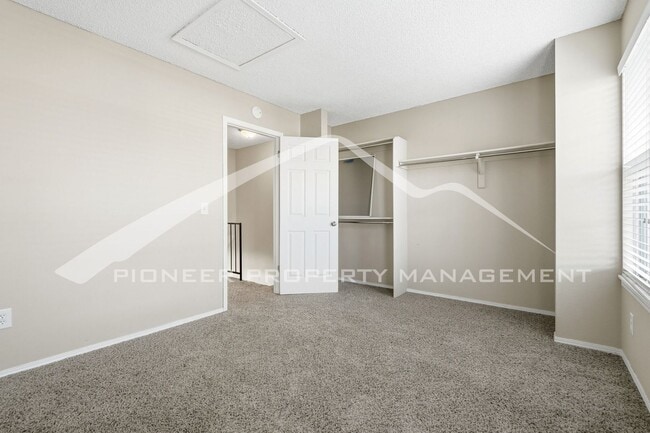 Building Photo - Spacious Townhouse with Central AC and Washer/Dryer