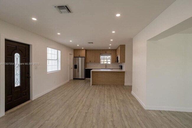 Building Photo - Hope Street, Hollywood, FL 33024 - 4 BR 2 ...