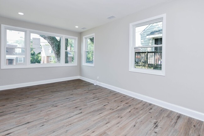 Building Photo - 4 Bedroom 2.5 Bathroom Open Floor Plan 3 S...