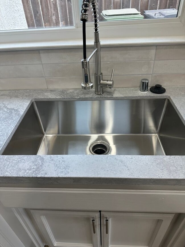 Building Photo - Beautiful newly remodeled home in Turlock