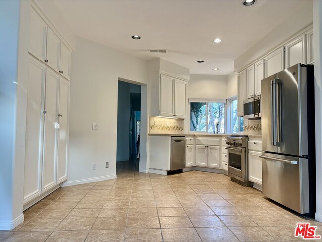 Building Photo - 247 St Croix Ct