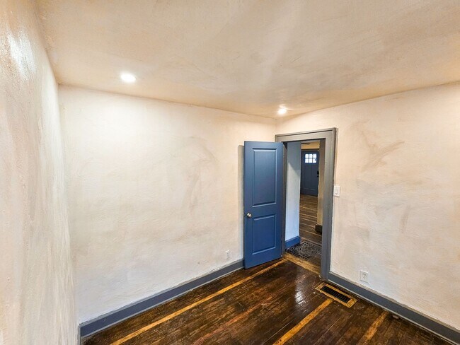 Building Photo - 2523 E 18th St