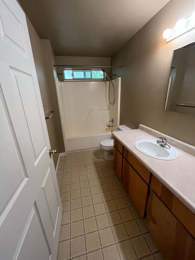 Building Photo - Great 3 bdrm, 1.5 bath house