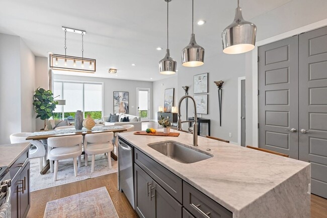 Building Photo - Walkable Luxury in Edgehill