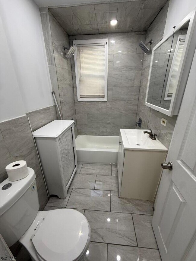 Building Photo - 85 Sunnyside Terrace