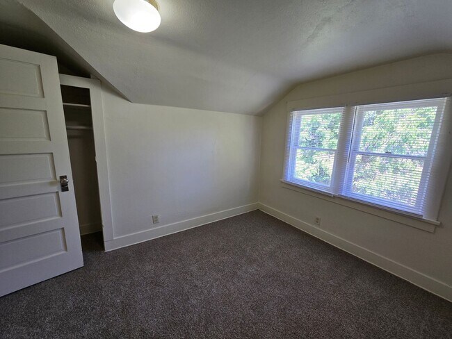 Building Photo - Garland District Home!