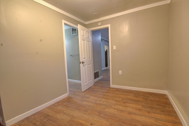 Building Photo - 4 bed, 2 bath home
