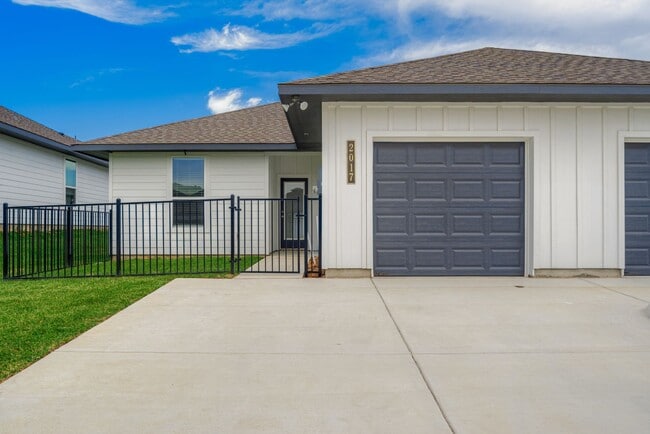 Building Photo - 2027 Vintage Farms Wy