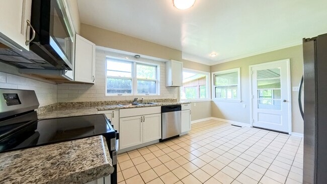 Building Photo - Spacious 3 Bedroom 1.5 Bath Home- Located ...