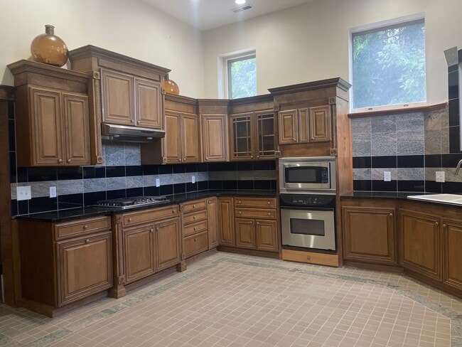 Building Photo - 1025 Church St