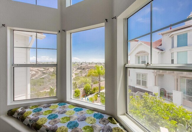 Building Photo - Available Now! Tri-Level 3 Bedroom 3.5 Bath Townhome!!