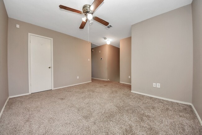 Building Photo - 403 Willow W Dr