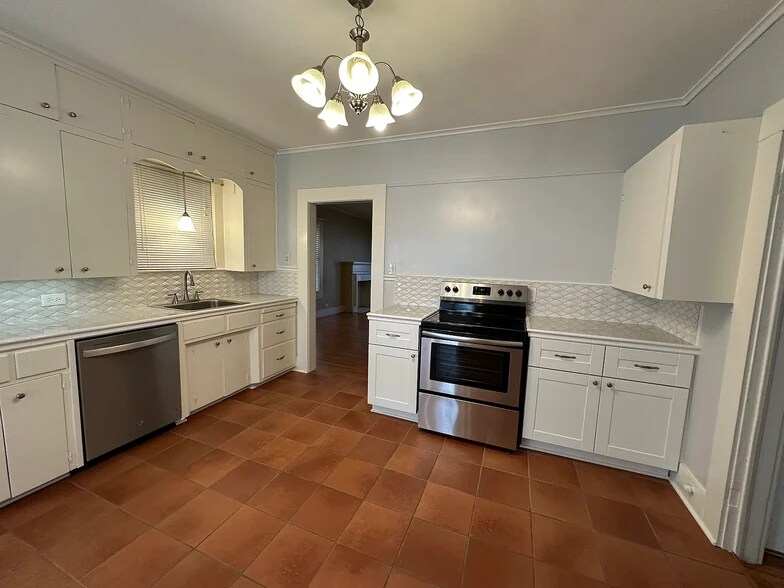 Kitchen - 521 E Charnwood St