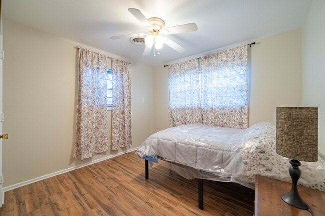 Building Photo - Vintage 3 Bedroom Home w/ Large Backyard