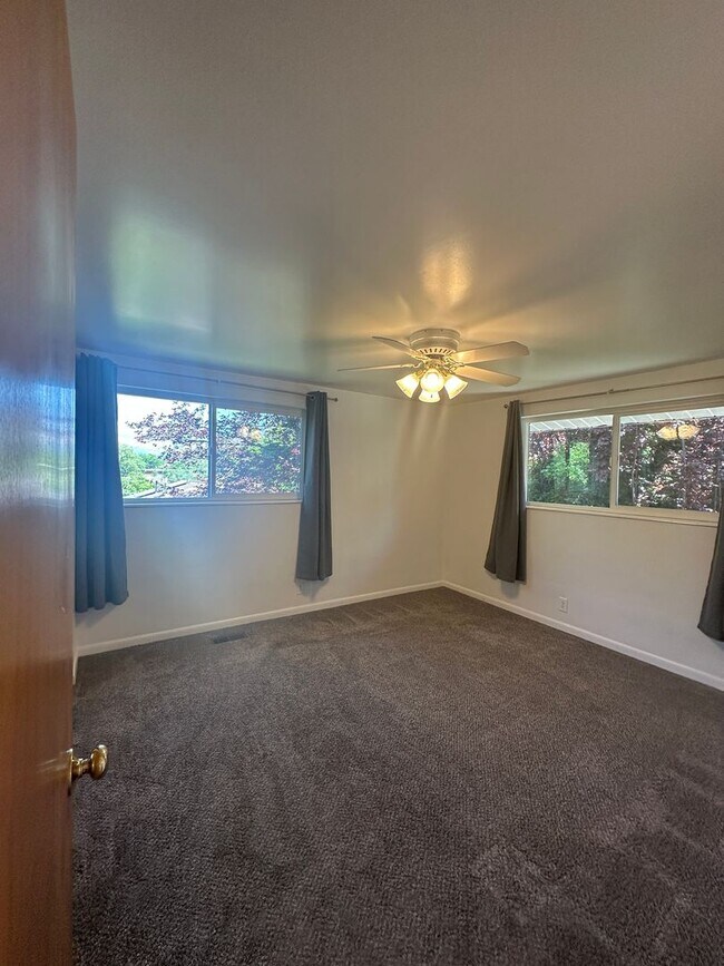 Building Photo - Healy Duplex