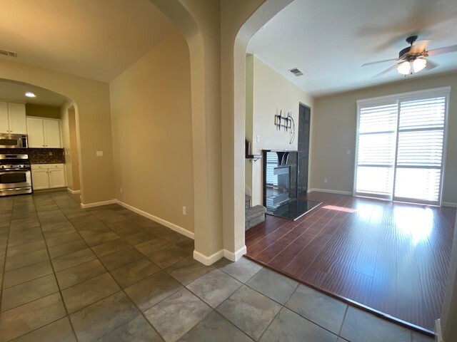 Building Photo - Beautiful 3 Bedroom in Gated Community! Po...