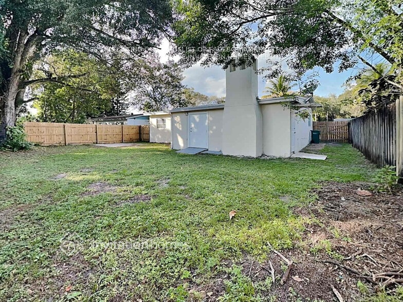 Building Photo - 4972 SW 4th St