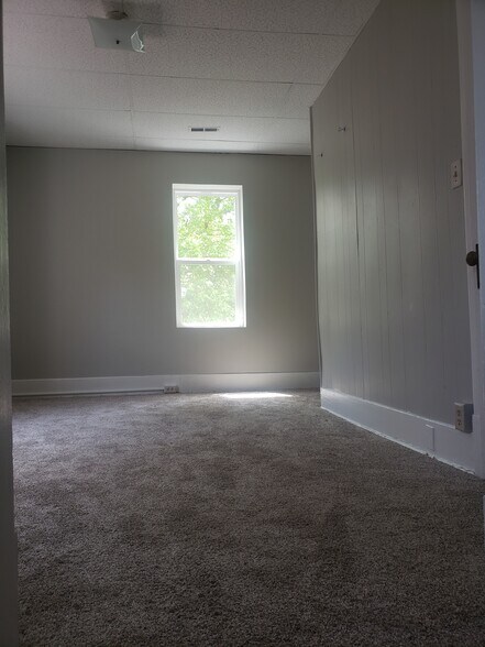 Building Photo - 1015 W High St