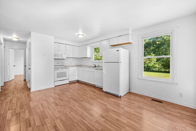 Building Photo - Spacious Yard + Fresh Interior Updates!