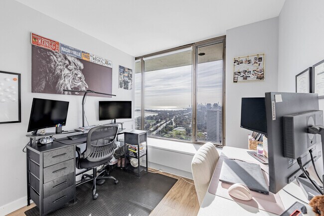 Building Photo - 5455 N Sheridan Rd