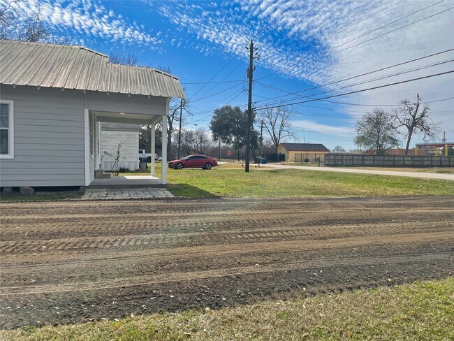 Building Photo - 2609 3rd St