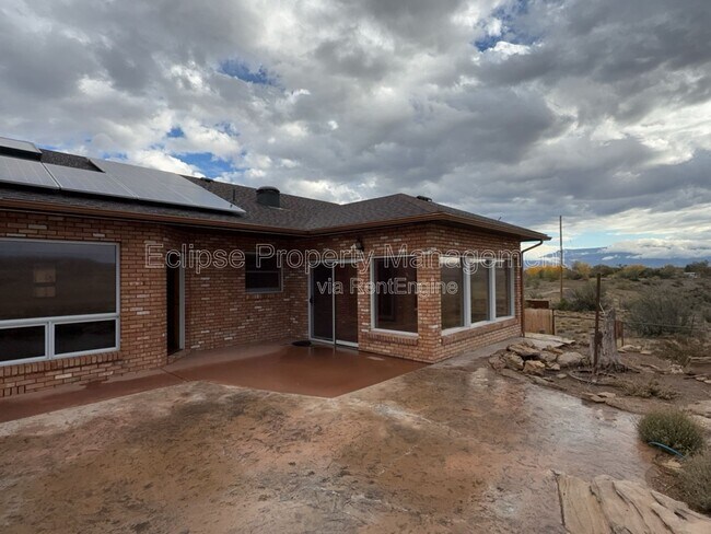 Building Photo - 2737 Sierra Vista Dr