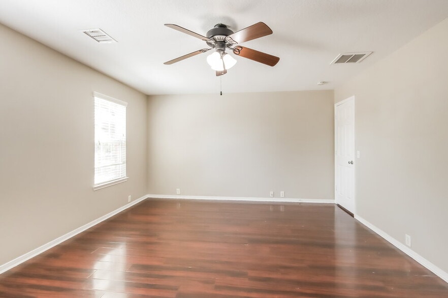 Building Photo - 19119 Royal Isle Dr